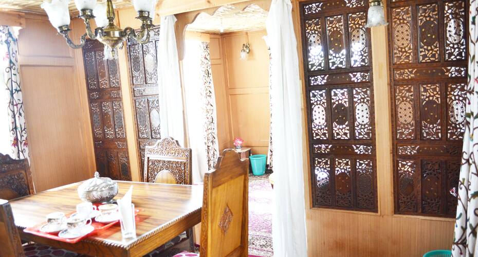 Young Pasadon Houseboat, Srinagar 3